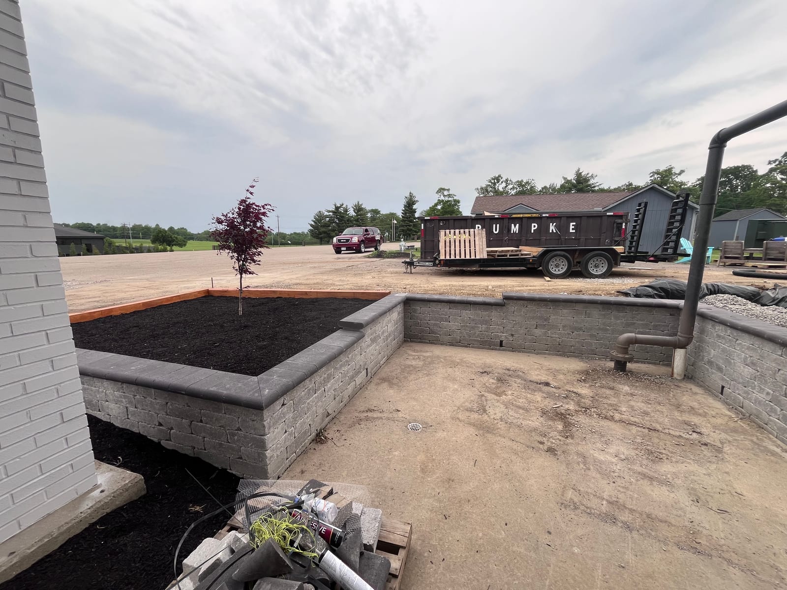 Retaining wall with integrated landscape bed